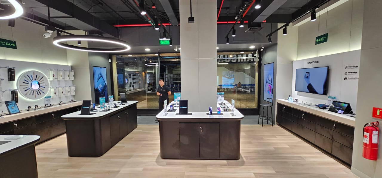Samsung inaugurará nueva tienda en el MUT y se expande en Santiago