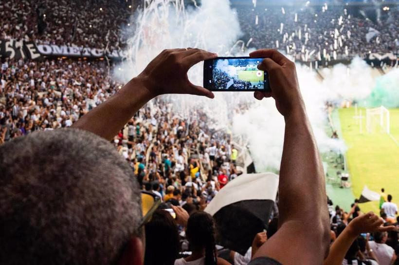 ¿Cómo el celular se convirtió en la segunda cancha del fan chileno? 1 celular Infobip