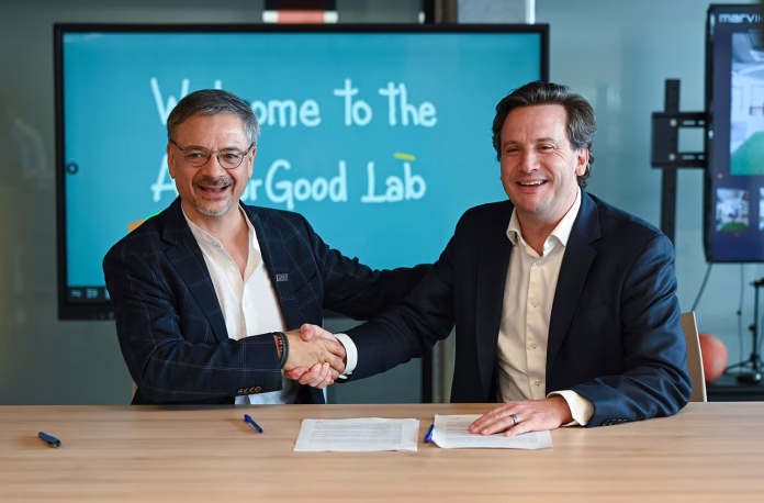 Representantes de Microsoft y CENIA firmando el memorando de entendimiento para Latam GPT