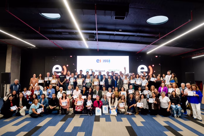 Personas mayores graduadas en capacitacion digital de Entel